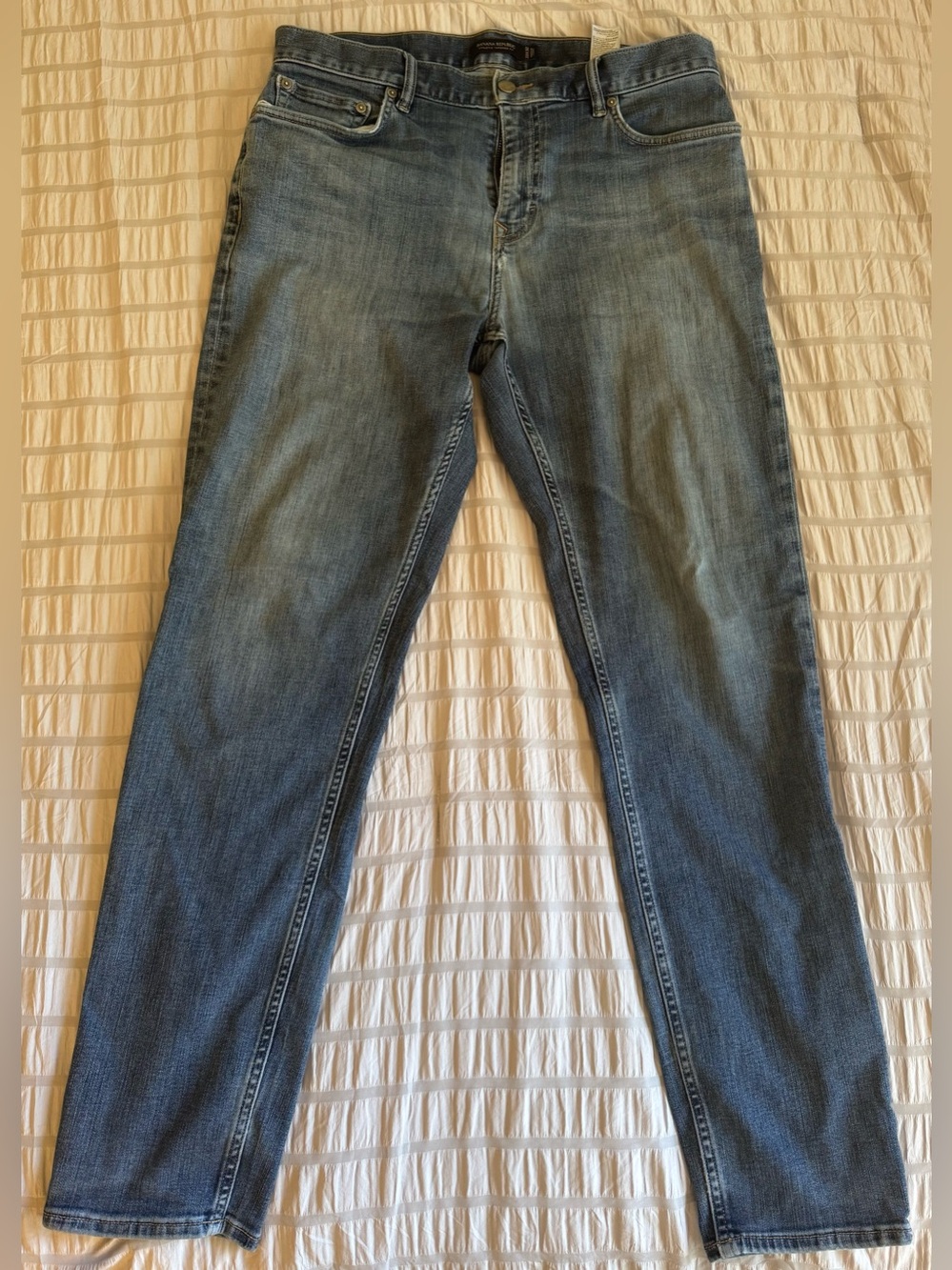 Banana Republic Men’s Athletic fit Jeans in Faded Light Blue